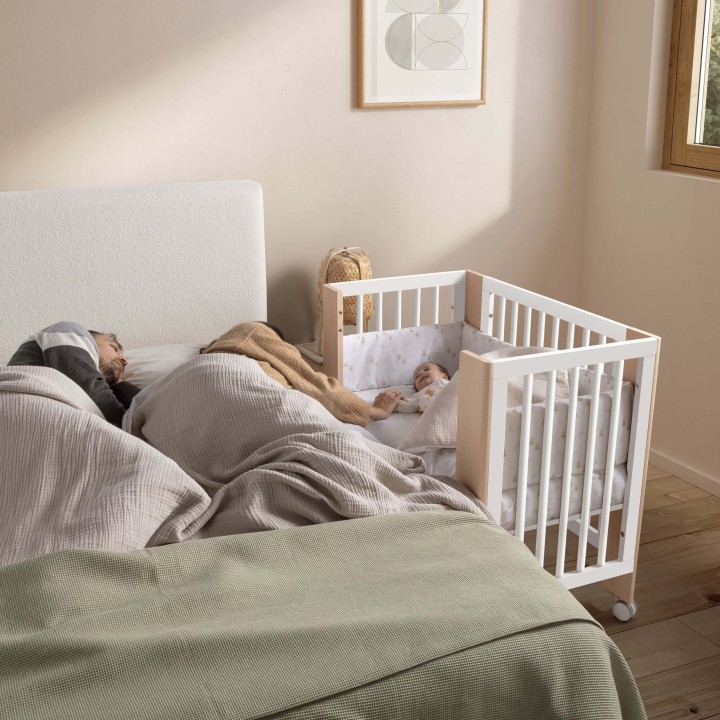 Converbaby Branco/Madeira em modo co-sleeping
