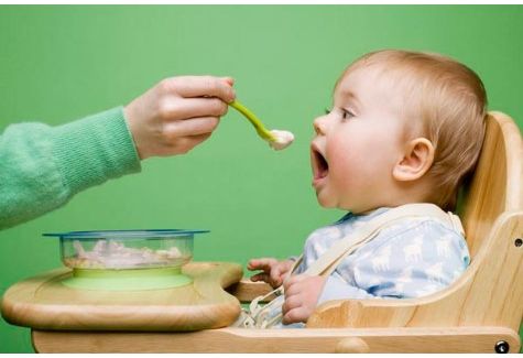 Alimentación complementaria del bebé: cuándo empezar y cómo hacerlo bien