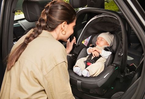 Viajar con tu bebé en coche: claves para hacerlo seguro, cómodo y sin estrés