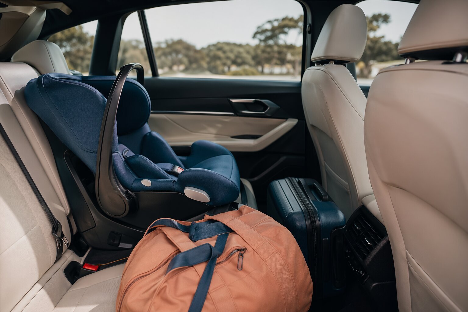 Viajar con tu bebé en coche: claves para hacerlo seguro, cómodo y sin estrés